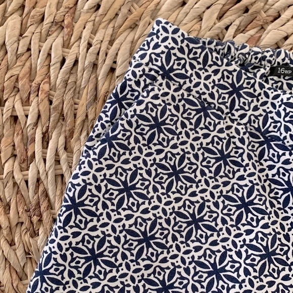 Talbots Tile Print Slim Crop 16WP - Picture 3 of 13